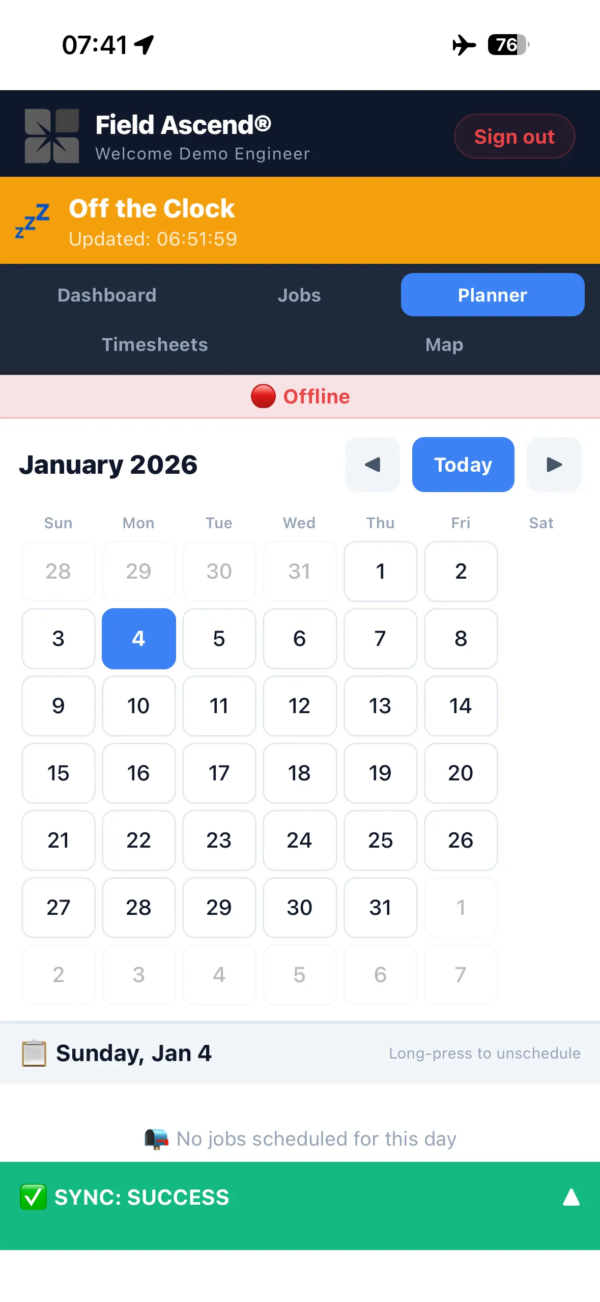 Field service app working offline with local sync status indicator